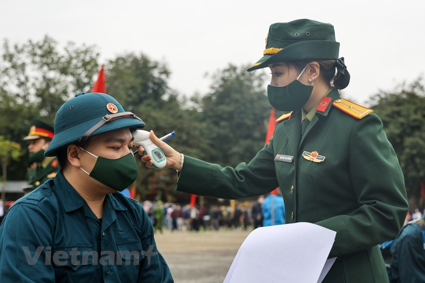 Les jeunes font vérifier une dernière fois leur température corporelle. Photo: Vietnam +