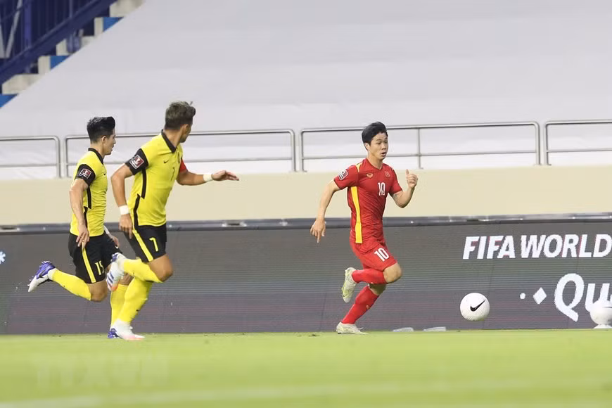 Cong Phuong (joueur numéro 10) tente un dribble.