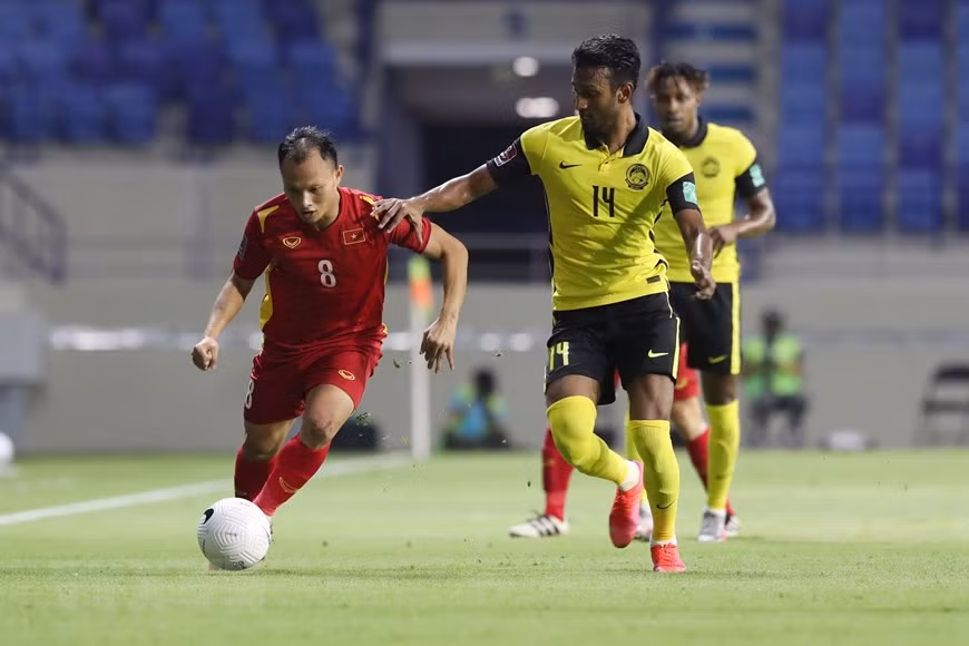 Trong Hoang (joueur numéro 8) rencontre des difficultés lorsqu'il est poursuivi par ses adversaires.