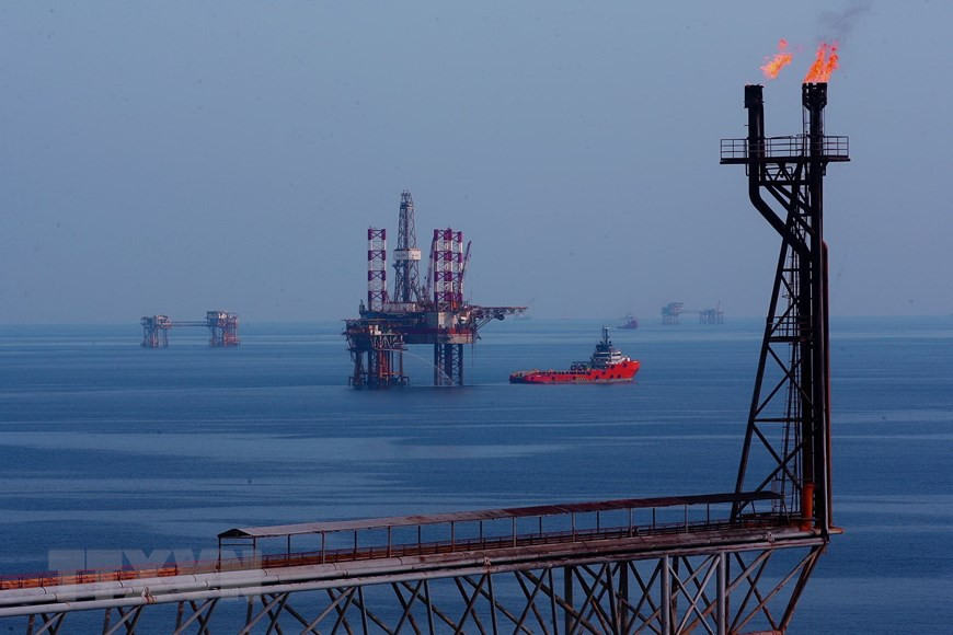 L'exploitation pétrolière dans le gisement de Bach Ho, plus grand gisement du plateau continental du bassin de Cuu Long, situé au Sud-Est, à 145km des côtes de Vung Tau. 