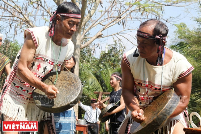 Duo de gongs des Xe Dang lors d'une cérémonie de mise en place de conduites d'eau.
