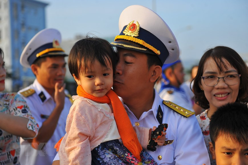 Un officier de la Marine dit au revoir à ses proches pour qu'il prenne sa mission. Photo: VNA