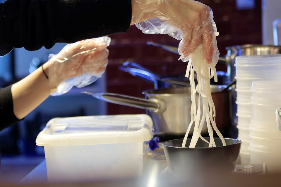 Les nouilles de riz sont régulièrement fournies par les marchands vietnamiens aux restaurants de la ville d'Izevsk. Photo: VNA