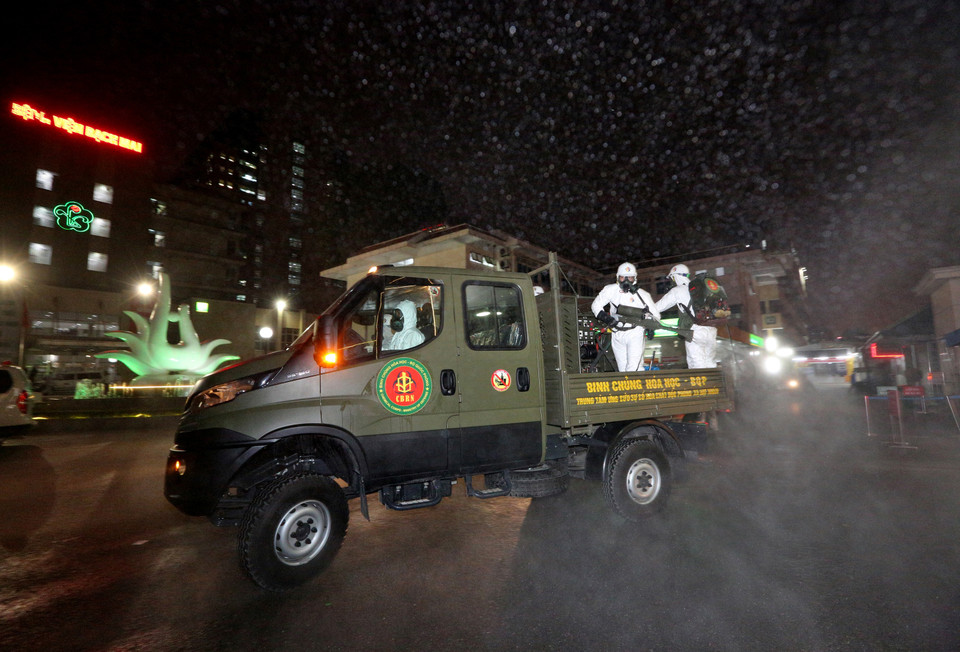 Dans la soirée du 28 mars, des troupes de l'Armée chimique du ministère de la Défense ont effectué une désinfection à l'hôpital Bach Mai, à Hanoï, après y avoir enregistré des dizaines de cas d'infection par le SARS-CoV-2.