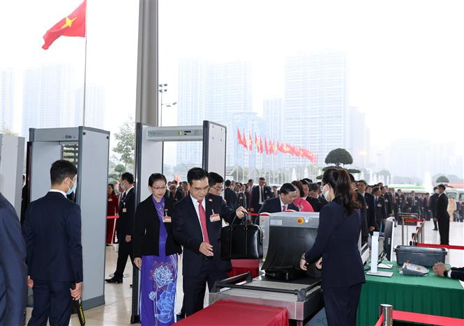 Toutes les personnes qui entrent au Centre national des conférences, sont soumises à des contrôles stricts de sécurité. Photo: VNA 