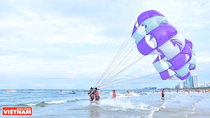 Parachute ascensionnel sur la plage de My Khe.