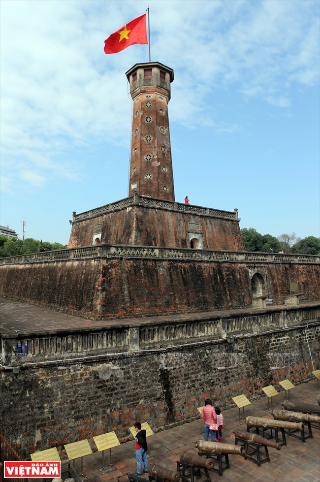 La tour du drapeau n'est pas seulement un symbole de la fierté, mais aussi une destination touristique incontournable de Hanoï. 