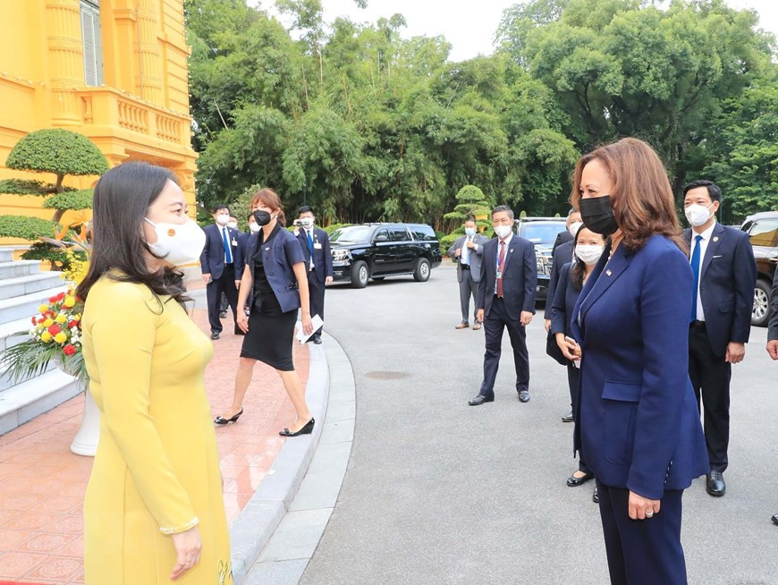 La vice-présidente Vo Thi Anh Xuan (gauche) accueille son homologue des États-Unis Kamala Harris.