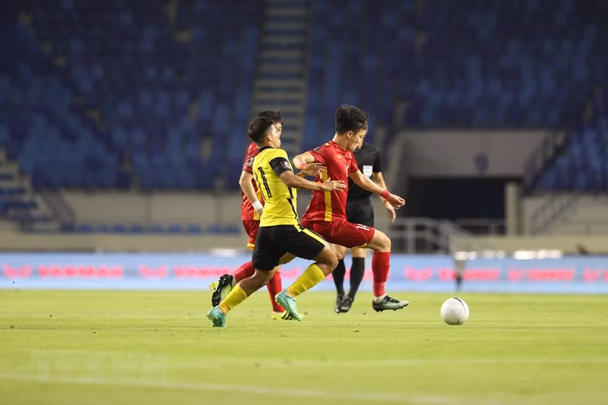 Les deux équipes s'efforcent de marquer des buts.