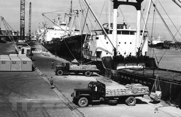 Le 5 avril 1988, le Bureau politique a publié la résolution 10 / NQ-TW sur l'innovation dans la gestion économique agricole. Un an plus tard, le pays, qui auparavant devait importer de la nourriture, assure non seulement la nourriture mais aussi exporte plus d'un million de tonnes de riz. Photo: exportation de riz au port de Saigon. Photo: VNA