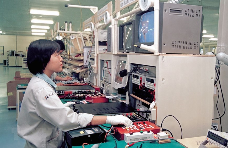 La Loi sur l'investissement étranger au Vietnam adoptée par l'Assemblée nationale le 29 décembre 1987 fut une décision historique, marquant l'accueil officiel du flux d'investissements directs étrangers (IDE) au Vietnam, créant un élan pour le développement économique national dans une période difficile, jetant les bases de futurs changements politiques, créant de grandes réalisations pour l'économie vietnamienne actuelle. Dans cette photo: la Sarl de laque TOA Vietnam est apparu sur le marché vietnamien peu de temps après l'entrée en vigueur de la Loi sur l'investissement étranger. Photo: VNA