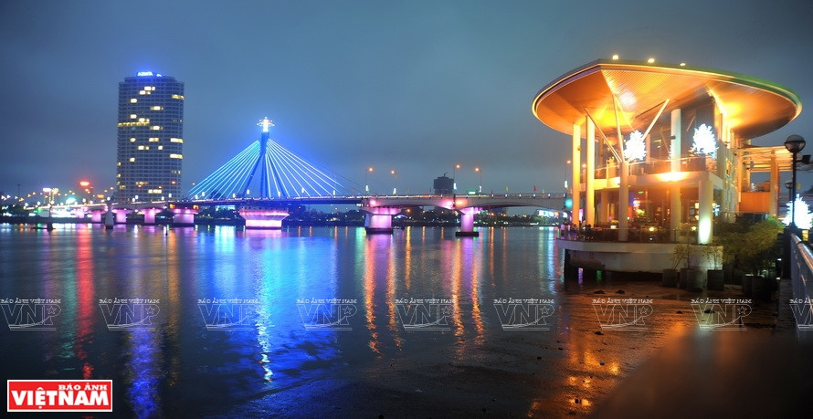 Les ponts illuminés la nuit. 