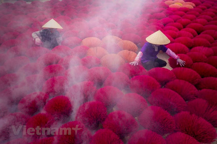 Partout dans les hameaux de Cau Bau, Phu Luong Thuong et Dao Tu, le rose et le rouge des bâtons d'encens illuminent les rues.