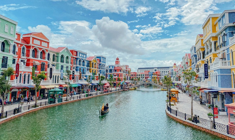 La ville miniature de Venise est située dans le complexe de divertissement et de villégiature Grand World de Phu Quoc United Center. 
