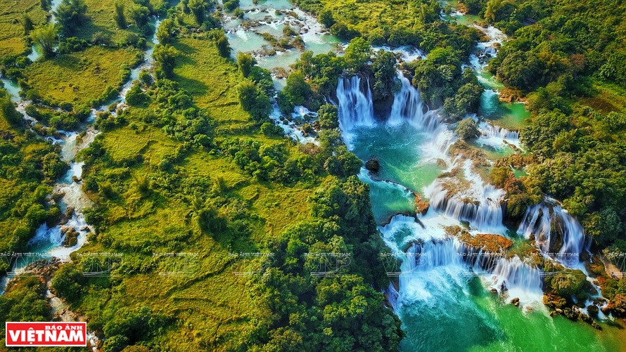 Avec son paysage magnifique et original, le géoparc mondial Non Nuoc Cao Bang permet à Cao Bang de développer son tourisme, de promouvoir sa culture et de donner des emplois aux populations de neuf ethnies. Photo: Vietnam Illustré
