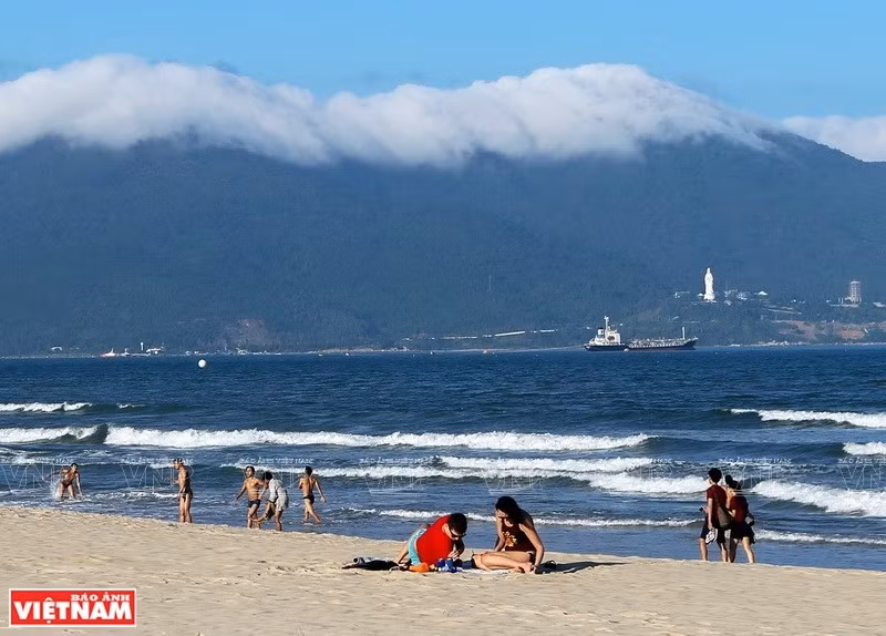 De la plage de My Khê, les touristes peuvent admirer la grandiose péninsule de Son Tra.