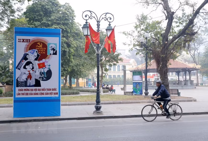Un grand panneau sur le 13e Congrès national du Parti dans la rue Le Thach.