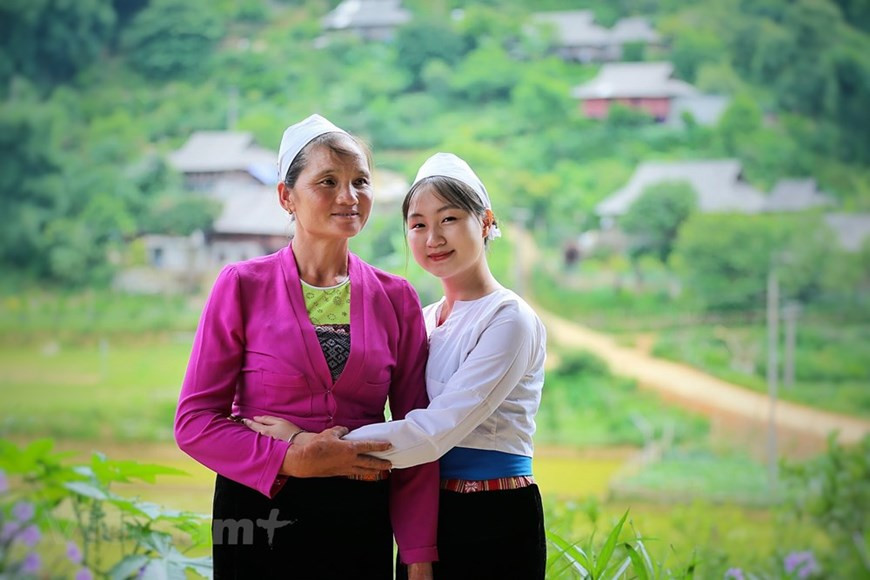 ''Un fil pour la tête, un autre pour la queue, un autre encore pour le corps ondulé... Et puis il faut aussi savoir créer une harmonie entre toutes les couleurs'', a-t-elle ajouté. Les Muong possèdent un très riche patrimoine, notamment littéraire, avec de longs poèmes, des légendes, des contes, des proverbes, des berceuses, mais aussi musical, avec de très nombreuses chansons folkloriques. D’après Bui Thi Xuan, qui fait partie d’un club voué à la préservation de l’identité culturelle Muong, les chants folkloriques se divisent en plusieurs catégories, selon les circonstances dans lesquelles ils sont chantés. Mais les Muong ont également des épopées, dont la plus célèbre est sans doute ''De dat de nuoc'' - La naissance des terres et des eaux, en français. Photo: VietnamPlus