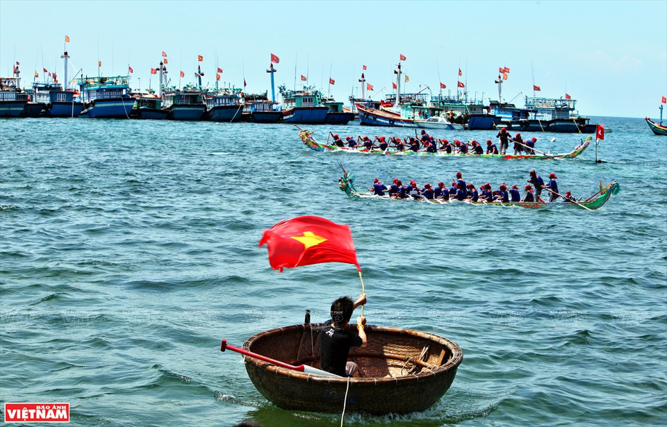 A cette occasion, les bateaux de pêche de Ly Son se réunissent devant l'espace de la course pour encourager les équipes.