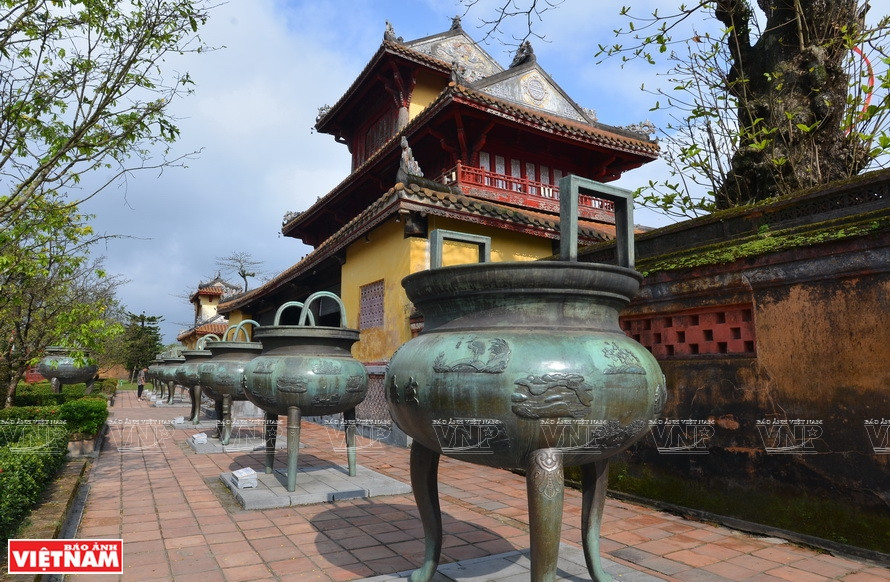 Les neuf urnes dynastiques en bronze.