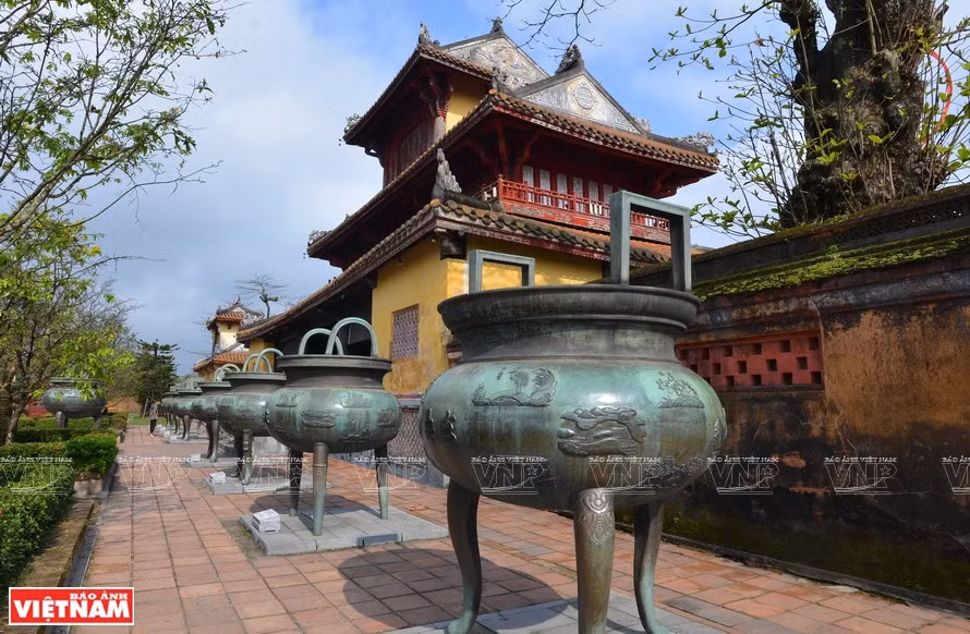 Les neuf urnes dynastiques en bronze.