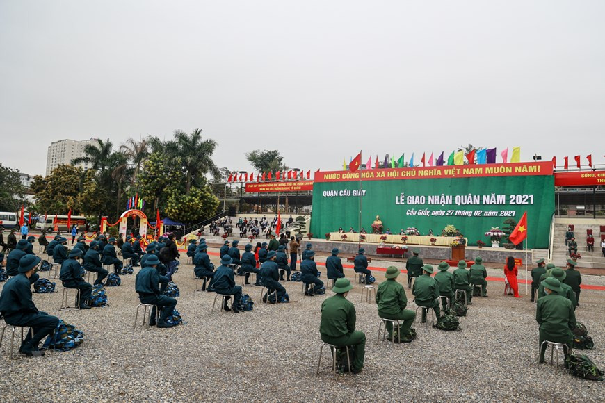Dans la matinée du 27 février, les arrondissements et districts de la capitale organisent simultanément des cérémonies marquant le départ des jeunes effectuant le service militaire en 2021. Photo: Vietnam+