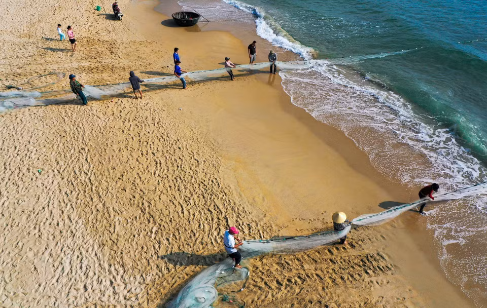  Des pêcheurs pratiquent la pêche au filet tout près de la plage. Ils sont divisés en groupe. Chaque groupe compte de 10 à 16 personnes, selon la longueur du filet allant de 600 à 800m. Photo : VNA