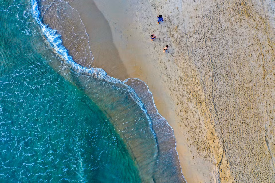 Les vagues se brisent sur la plage.
