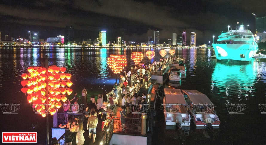 Le pont Tinh Yeu attire de nombreux touristes. 