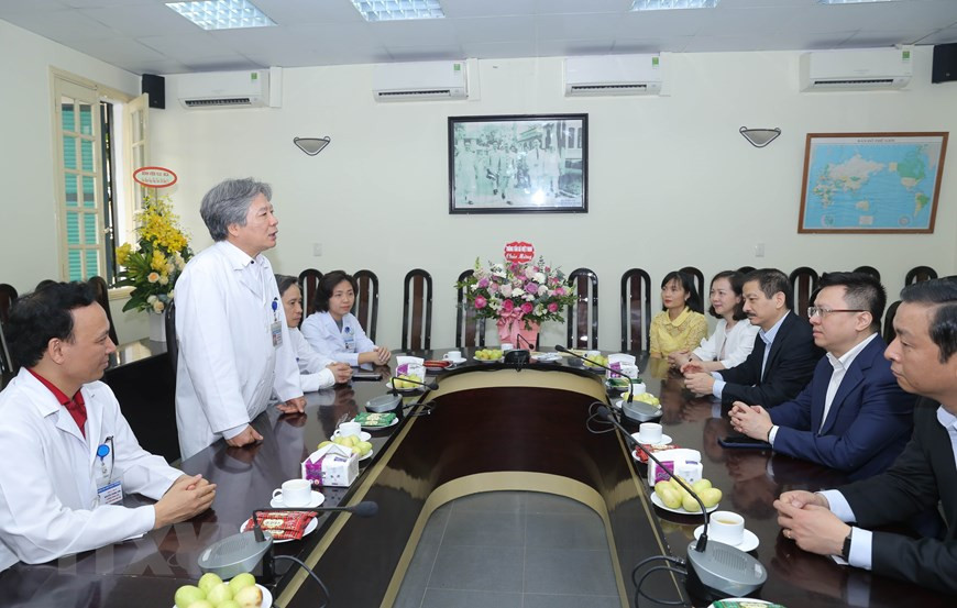 Le professeur et docteur Tran Binh Giang, directeur de l'hôpital d'amitié Viet-Duc, prend la parole. Photo: VNA 