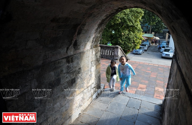 Le chemin menant au sommet de la tour du drapeau est un tunnel construit en pierres et en briques. 