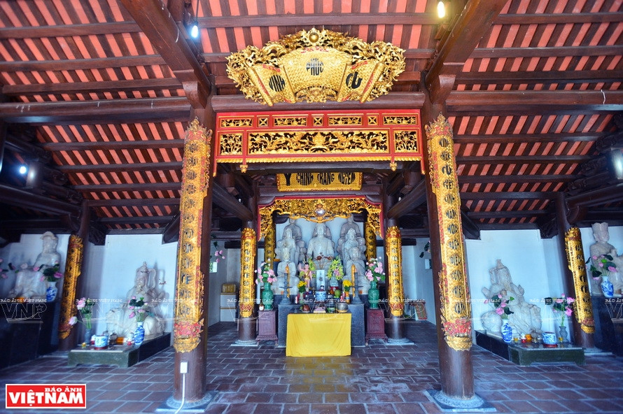 Le sanctuaire de la pagode de Vinh Phuc.