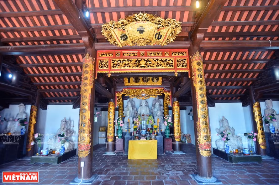 Le sanctuaire de la pagode de Vinh Phuc. 