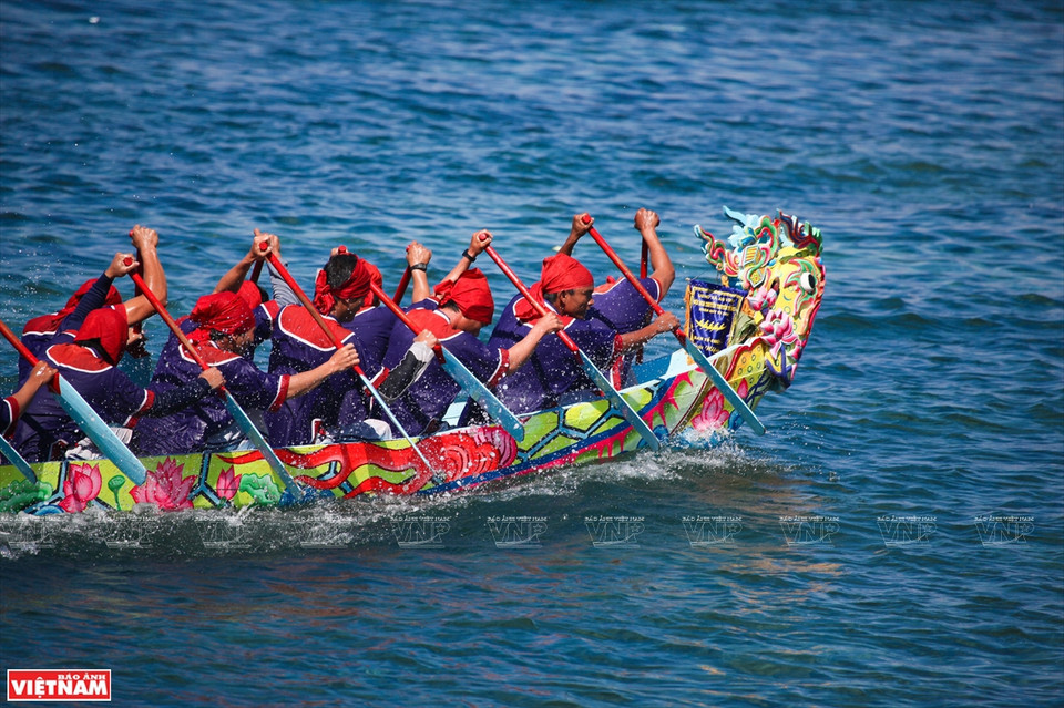 Les coureurs doivent collaborer harmonieusement pour faire avancer le bateau.