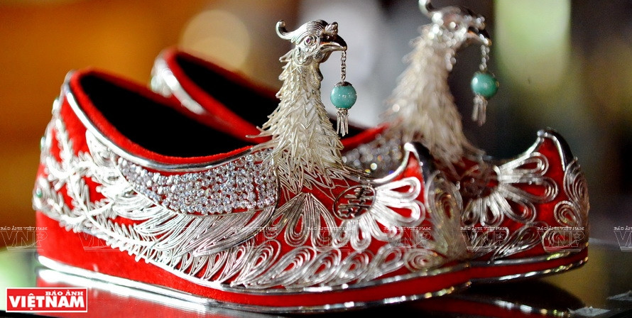 Chaussures de brocart brodées de fil d'argent réalisées par les orfèvres de Huê. 