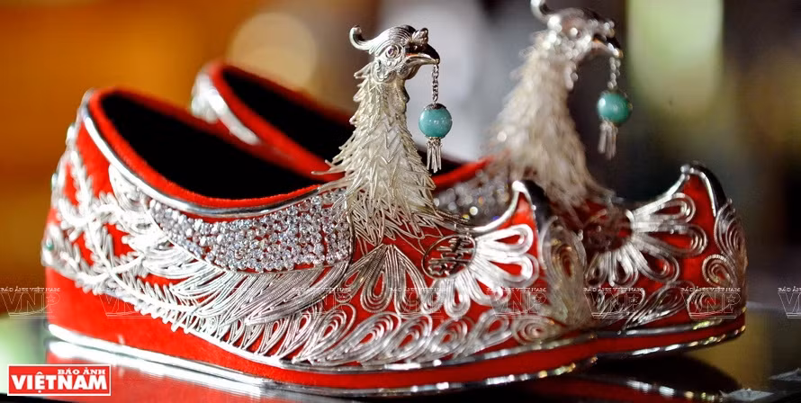 Chaussures de brocart brodées de fil d'argent réalisées par les orfèvres de Huê. 
