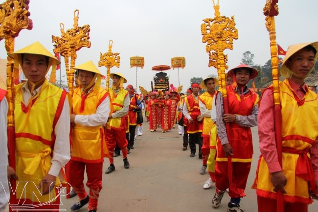 Procession de palanquins à la fête des temples des rois Hung.