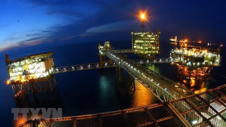 Nuit sur la plate-forme technologique centrale No2. 