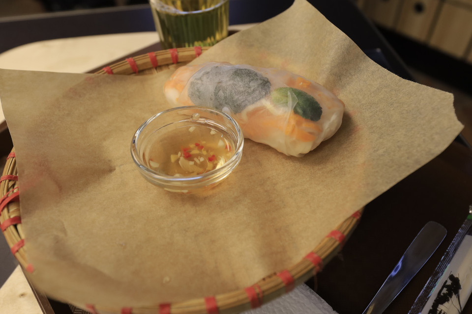 Les rouleaux de printemps aux crevettes et les plats aux fruits de mer sont toujours attrayants pour les Russes. Photo: VNA