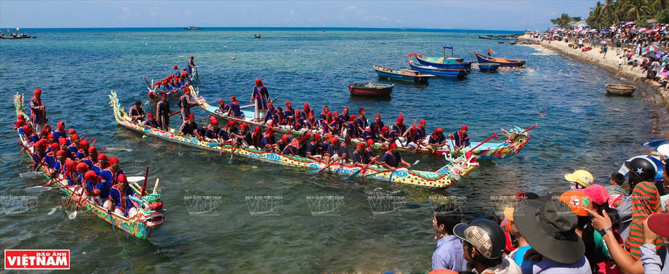 Les équipes sont prêtes à faire la course devant l'acclamation chaleureuse des habitants du district insulaire de Ly Son. 
