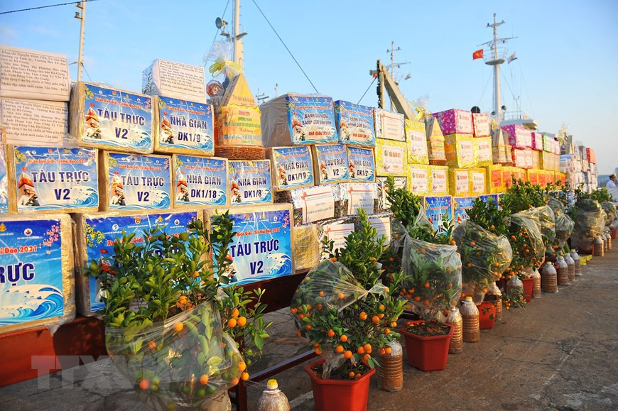 Des cadeaux du Têt destinés aux soldats gardant la mer et les îles sacrées du pays. Photo: VNA