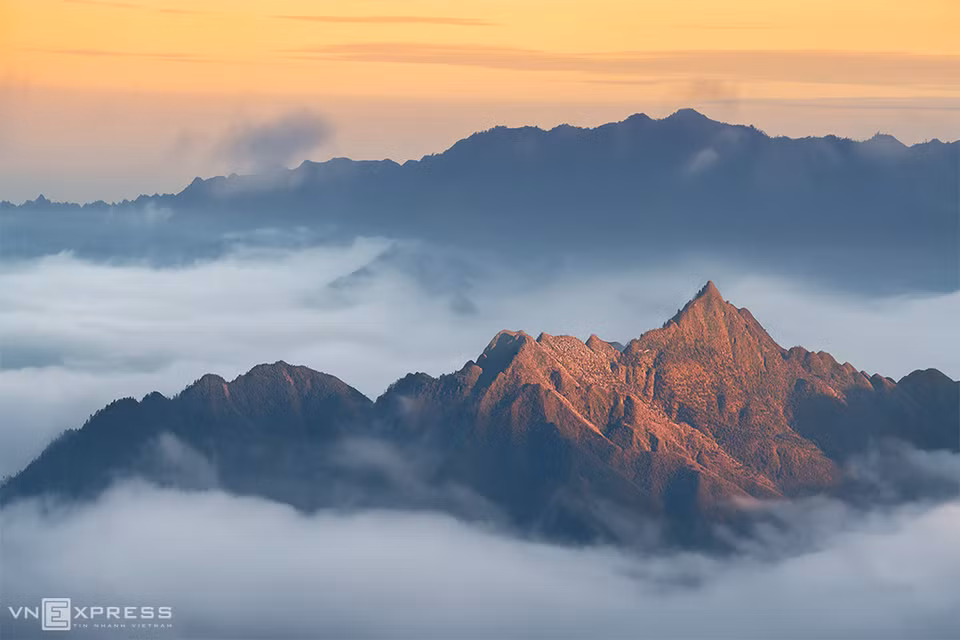 Le Sommet de Ta Xua culmine à 2865 m et borde les districts de Tram Tau (Yen Bai) et Bac Yen (Son La).
