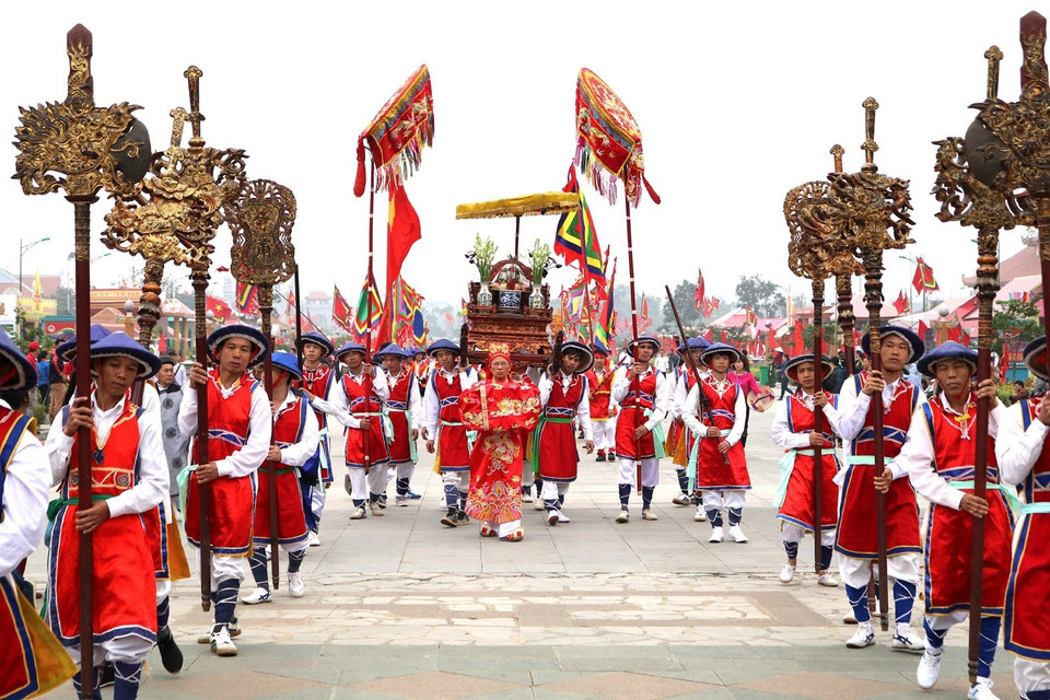 Populations de communes à proximité des temples des rois Hung effectuant la procession de palanquins en 2017. 