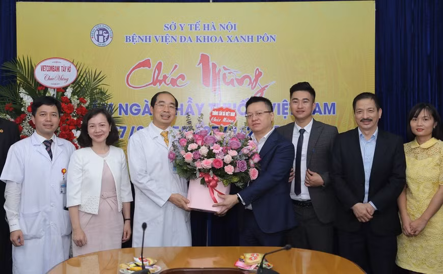 Le Quoc Minh, membre du Comité central du Parti, secrétaire du Comité du Parti de la VNA, directeur général adjoint de la VNA, offre un panier de fleurs aux dirigeants de l'hôpital général Saint-Paul à l'occasion du 66e anniversaire de la Journée des médecins vietnamiens (27 février). Photo: VNA