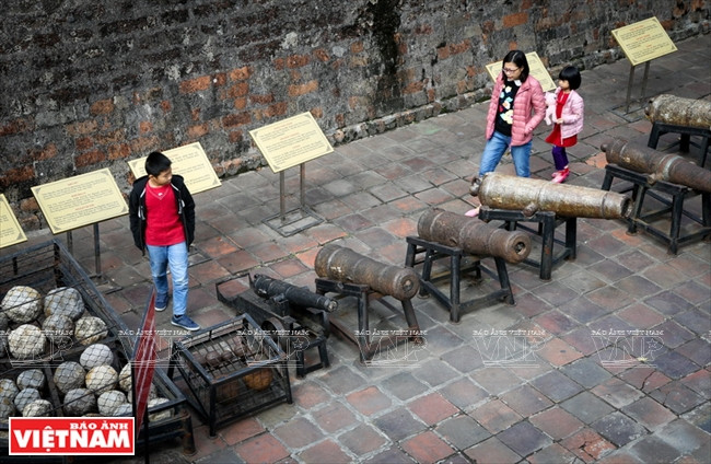 Des canons datant de la dynastie des Nguyen (19e siècle) sont placés au pied de la tour.