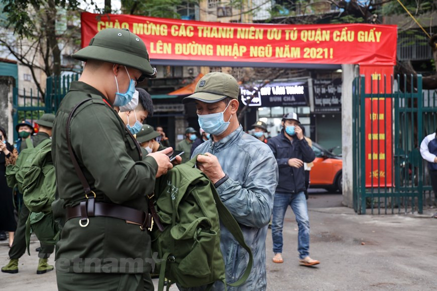 Dans l'arrondissement de Cau Giay, 71 jeunes hommes ont été sélectionnés pour effectuer les services militaire et policier. Photo: Vietnam+