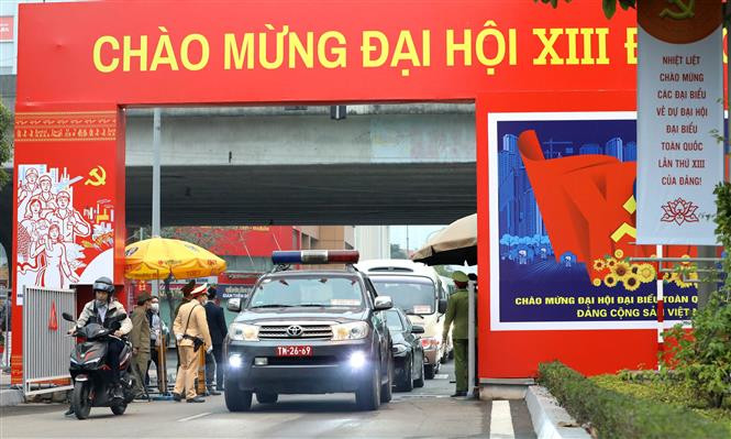 Les forces de sécurité inspectent tous les véhicules entrant au Centre national des conférences. Photo: VNA