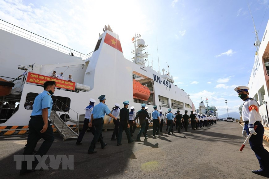 Les cadres et soldats de la marine montent à bord des navires pour effectuer leur mission dans le district insulaire de Truong Sa.