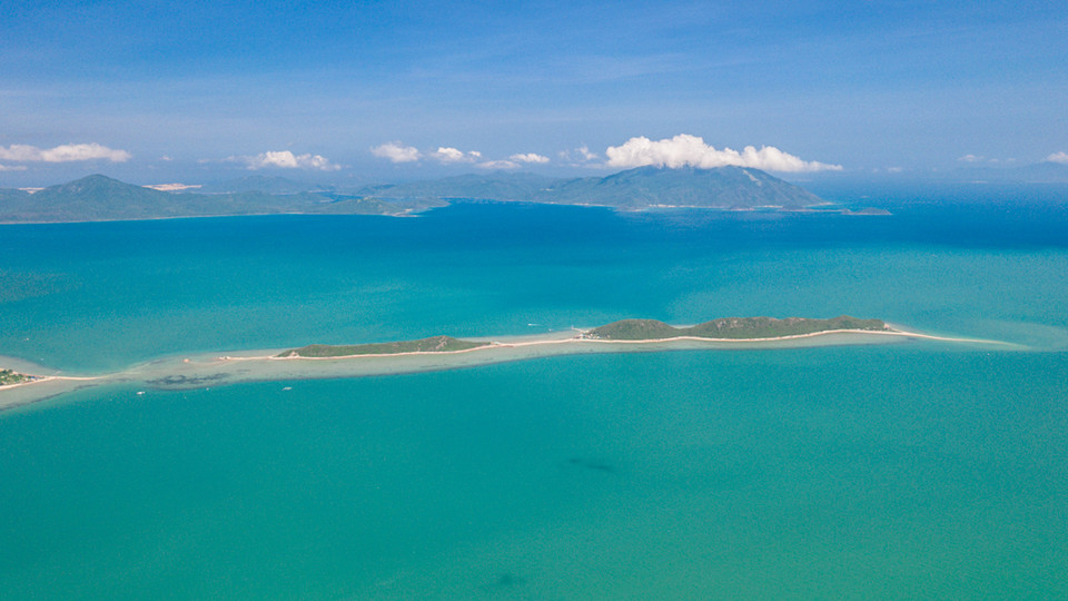 L'île de Diep Son est située dans la baie de Van Phong, province de Khanh Hoa. Les habitants l'appellent également l'île de Hon Bip, bien qu'elle soit située à quelques centaines de mètres de la côte, les visiteurs peuvent s'y rendre à pied grâce à sa "route de sable" unique. 