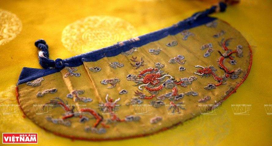 La technique de couture et de broderie des vêtements de la dynastie des Nguyên a atteint un niveau sophistiqué. 